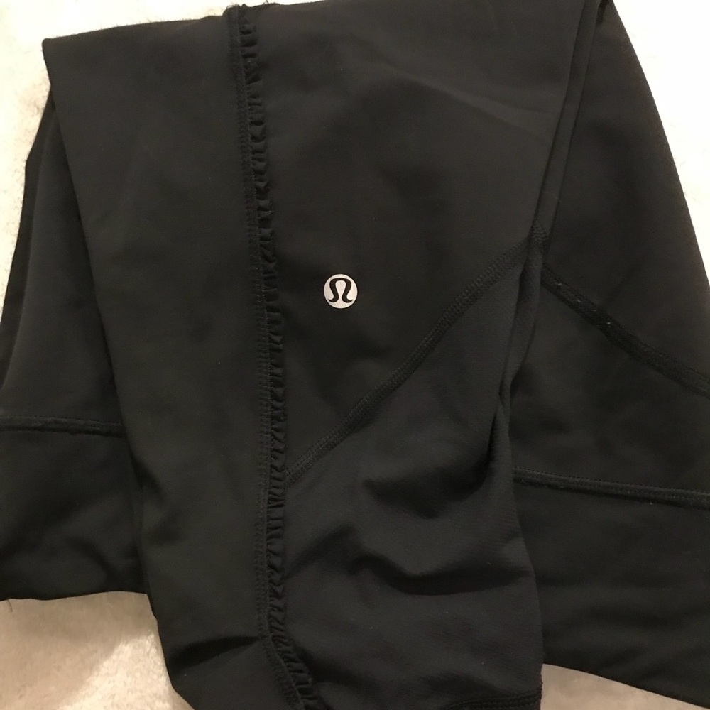 Black Lululemon high roller / running pants